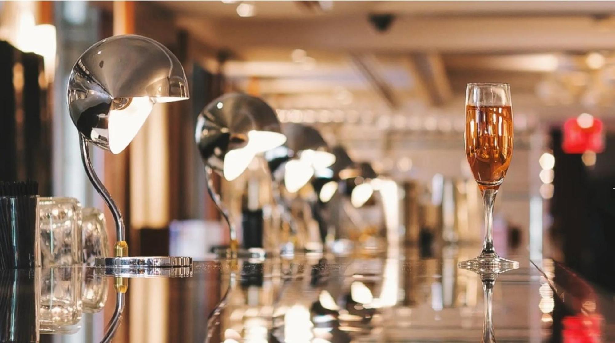 The Pierre, A Taj Hotel, New York Ngoại thất bức ảnh A glass of champagne